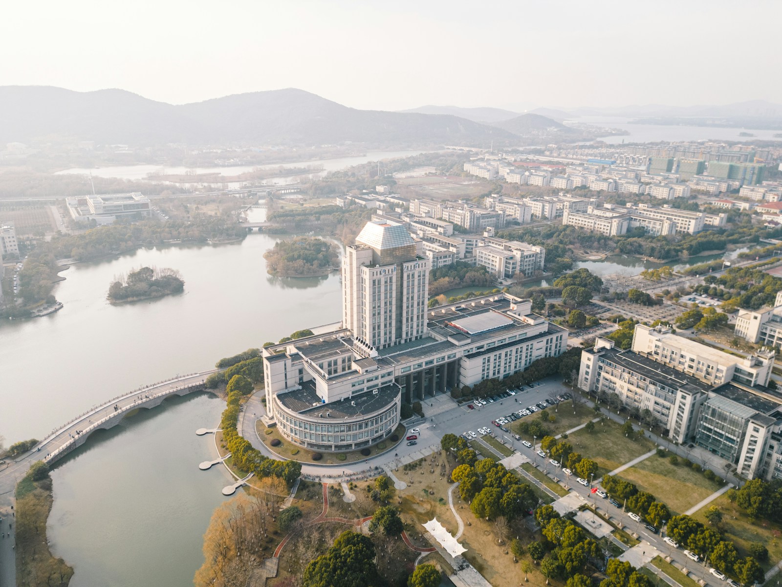 中国沿江城市科创带与产业园区天际线