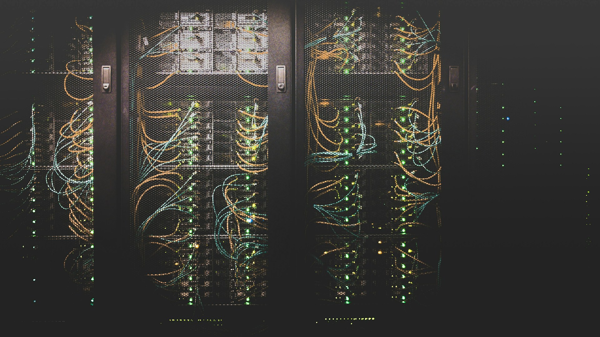 数据中心机柜与冷通道蓝光：算力与存储可横向扩展，软件与模型复用——对应「增长 = 能力 × 复用」