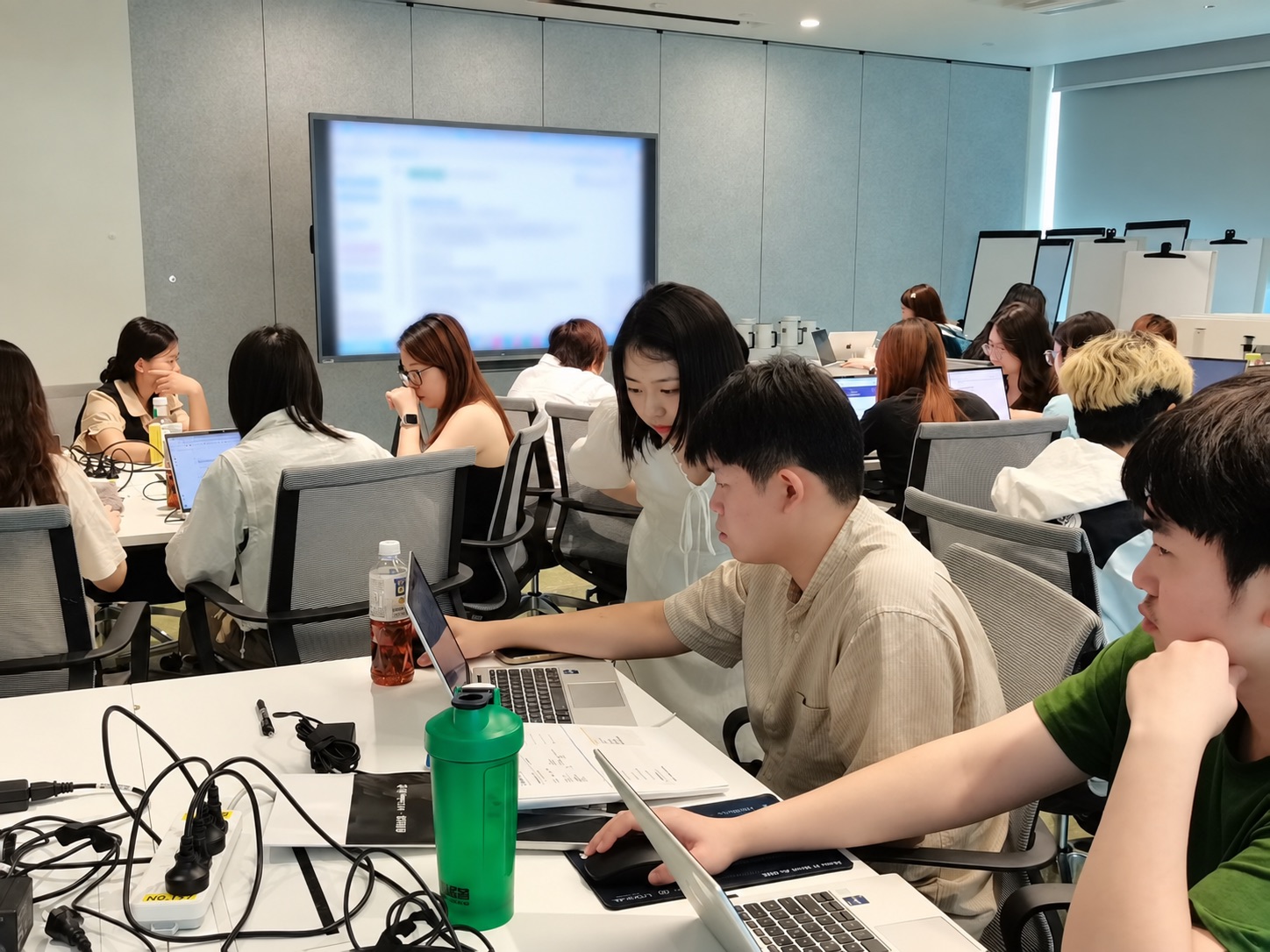 学员在讲师巡场指导下,动手把业务问题转化成一个可运行的工具